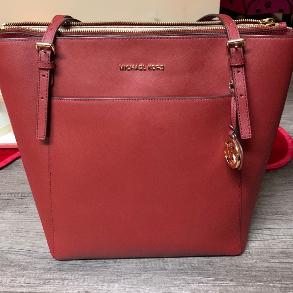 Michael kors purse only used 1 time